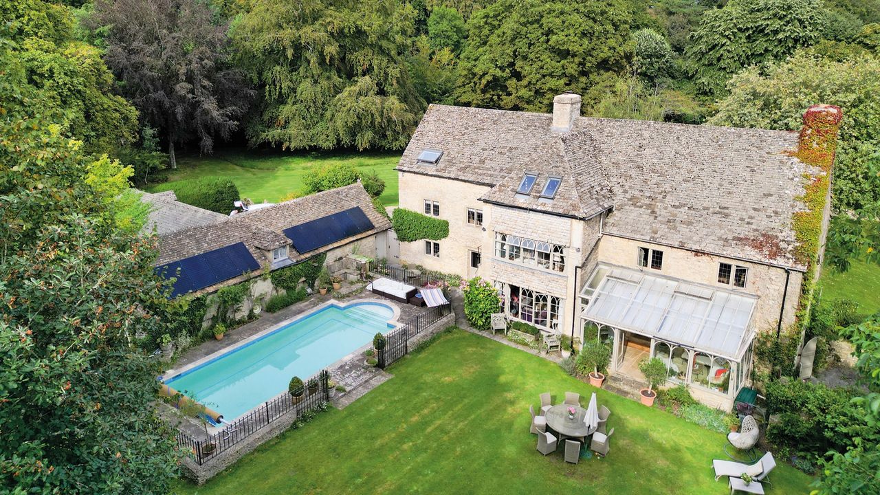 The Downs Barn &amp; TheDowns Barn Lodge, FramptonMansell, Gloucestershire