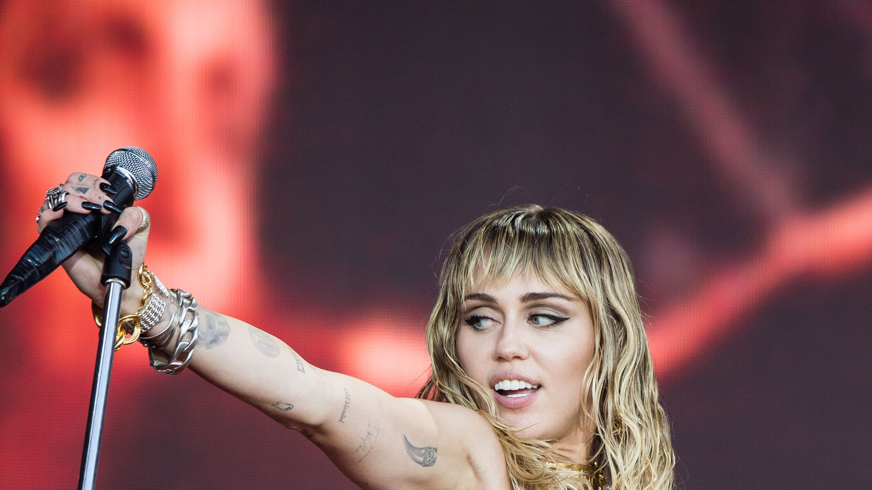 Miley Cyrus Covers Amy Winehouse at Glastonbury Festival—Listen | Marie ...