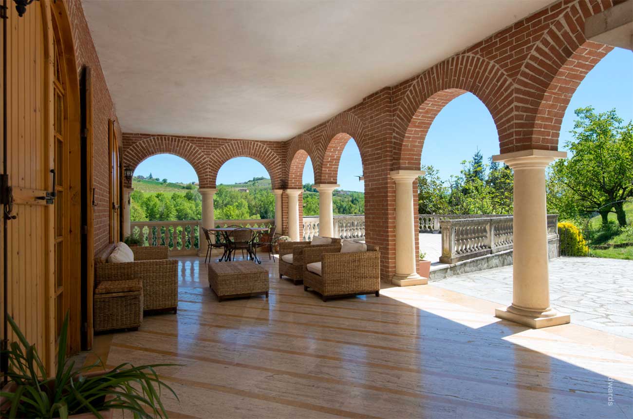 Langhe vineyard villa