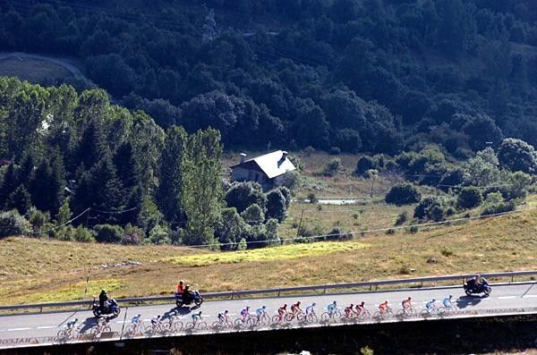 Astana strings out the race.
