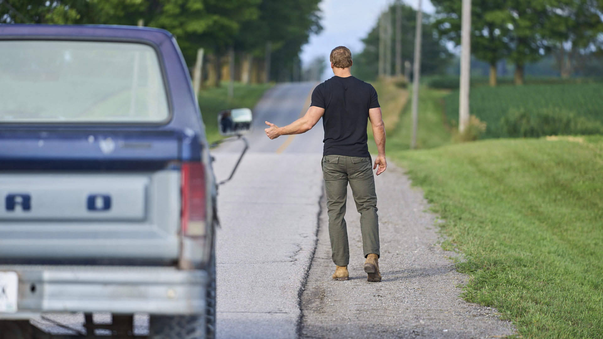 Jack Reacher hitchhikes for a lift in Reacher season 1