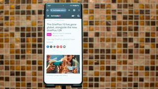 OnePlus 12 näyttämässä TechRadar-sivuston uutista