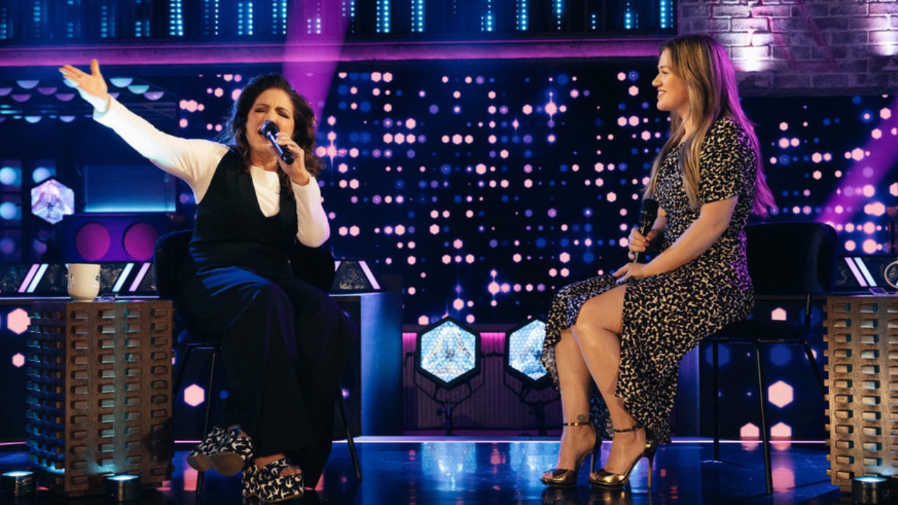 Gloria Estefan singing with Kelly Clarkson on NBC&#039;s Songs &amp; Stories