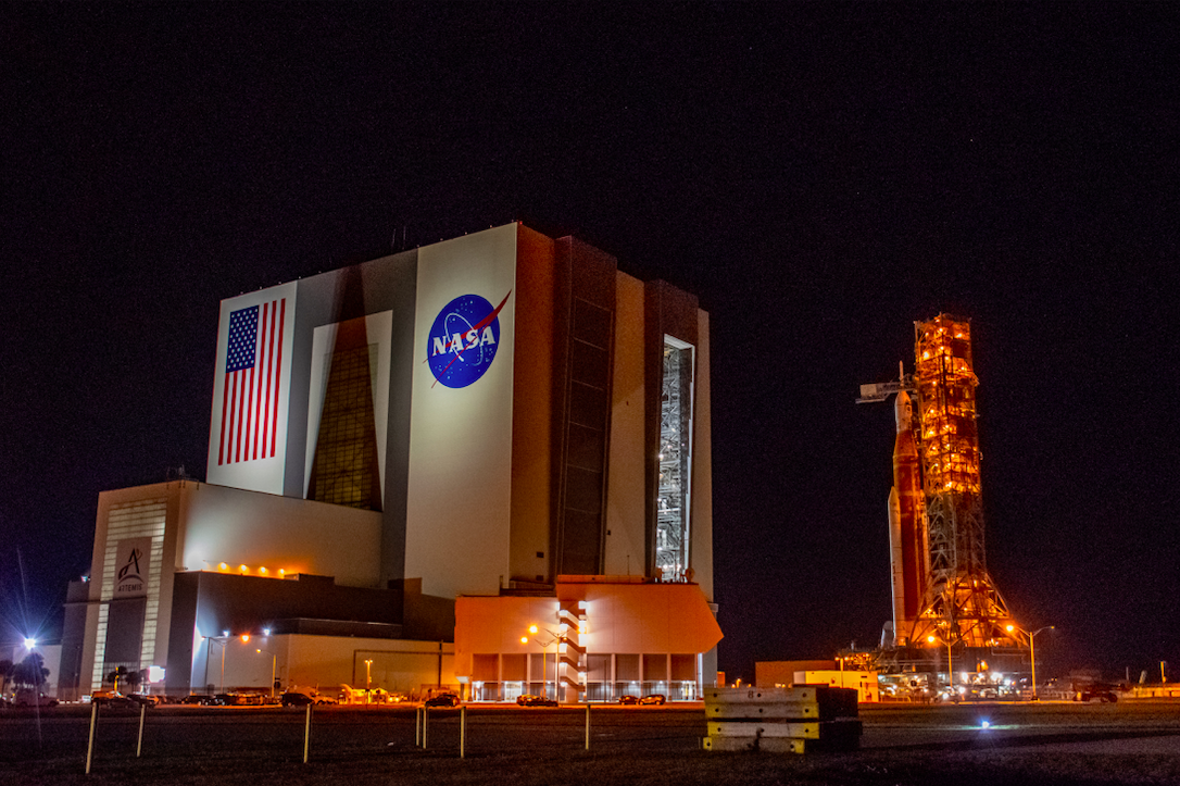 NASA&#039;s Artemis 1 moon mission stack rolls toward the Vehicle Assembly Building at Kennedy Space Center in Florida in the early morning hours of April 26, 2022.