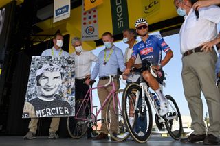 Mathieu van der Poel presented with gifts in memory of his grandfather Raymond Poulidor