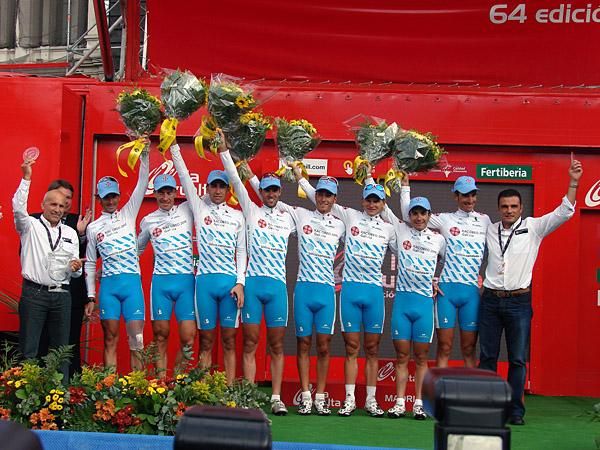 The Xacobeo Galicia squad is presented on the final podium.