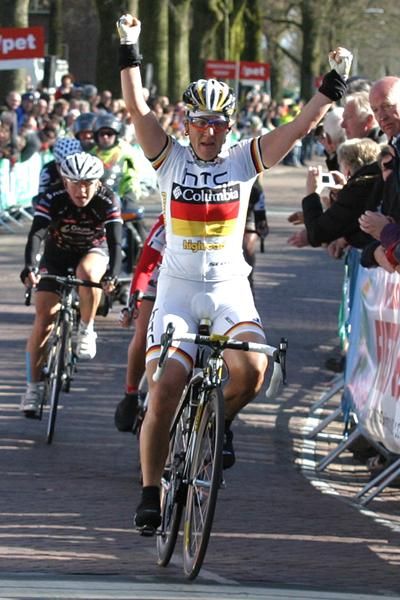 Ina Teutenberg (HTC Columbia Women) wins Drentse 8 for the third straight year.