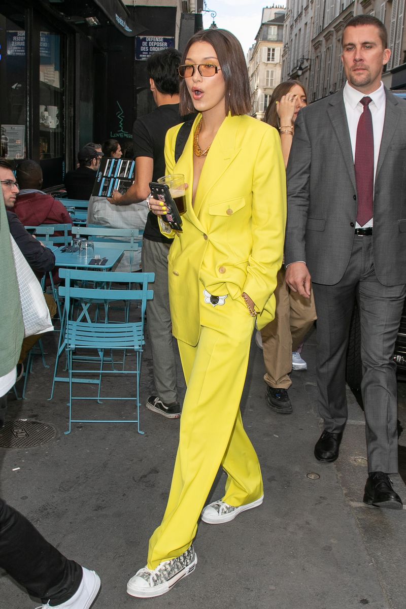 Bella Hadid in yellow shirt and white sneakers on April 23 ~ I