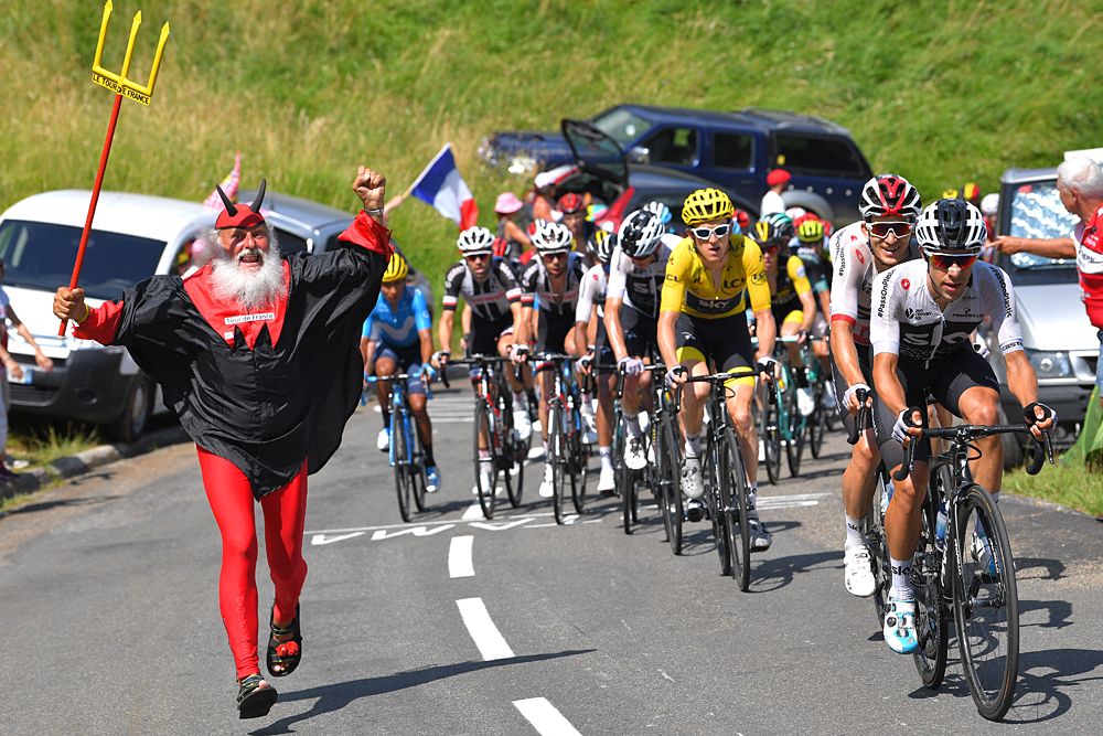 Team Sky and Geraint Thomas, in yellow, riding stage 16