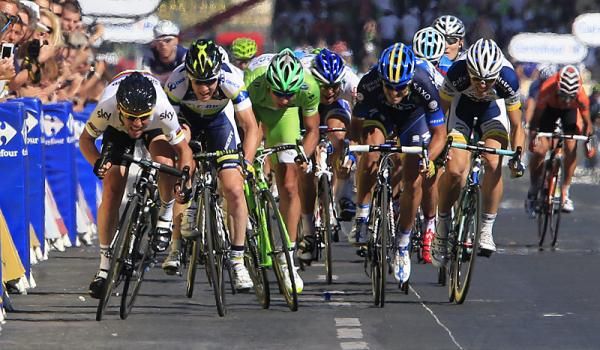Mark Cavendish (Sky) sprints to victory on the Champs-&Eacute;lys&eacute;es.