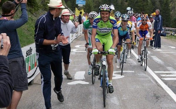 The tifosi applaud the efforts of Ivan Basso.