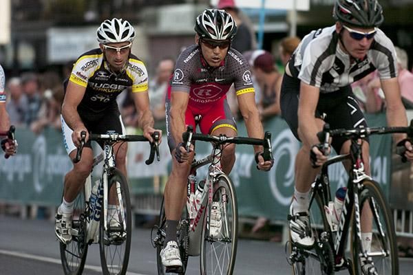 Robbie McEwen (centre) riding in his new Radio Shack team outfit during the mens' elite criterium in Ballarat.