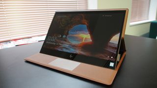 HP Spectre Folion näyttö taittuu sopivaan kulmaan käyttötarpeesta riippuen