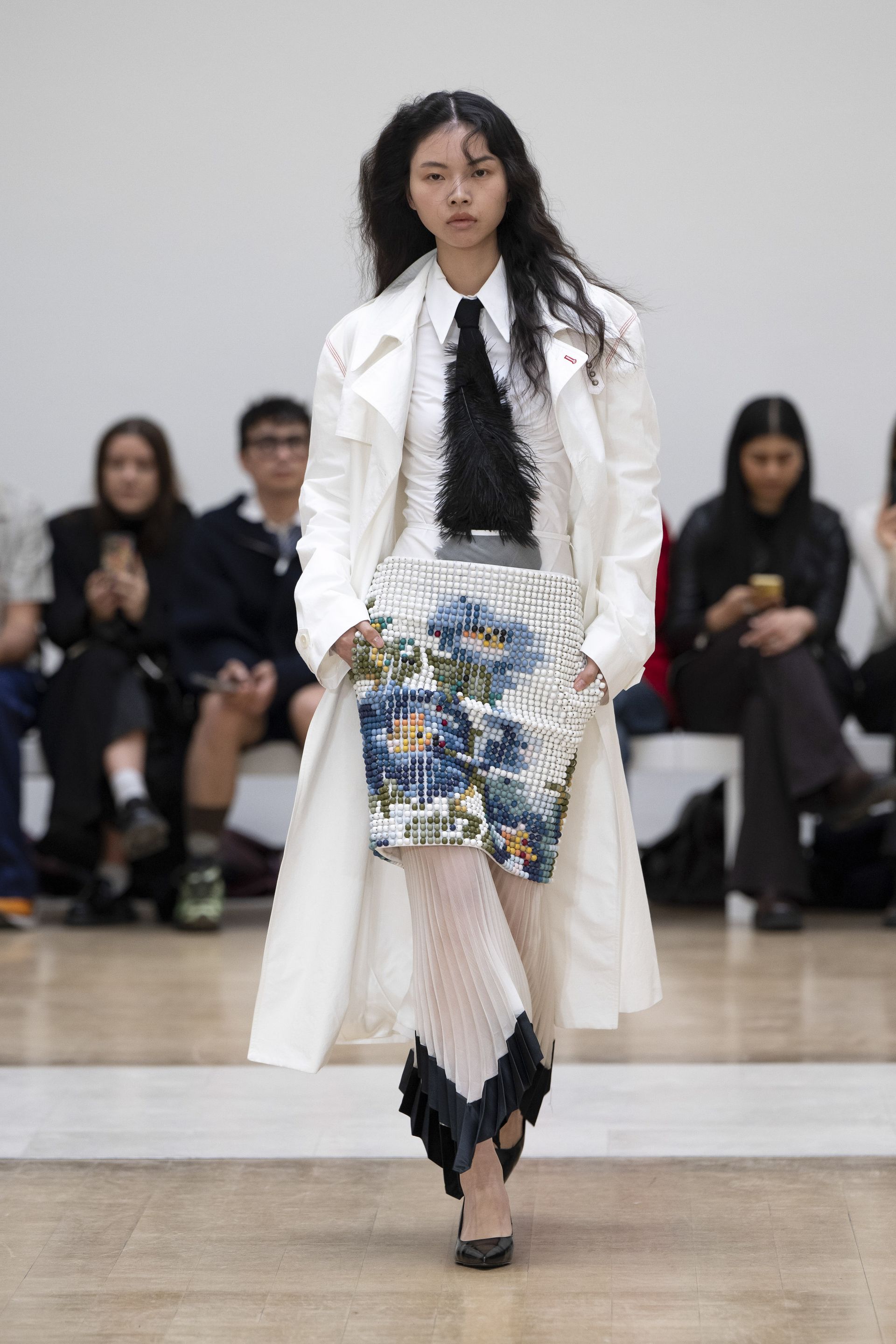 HpFRcEYEMUPCyxJnjWhyh6-320-80 ロンドンファッションウィーク2025春夏ハイライト:SSデイリーからチョポヴァ・ロウェナまで