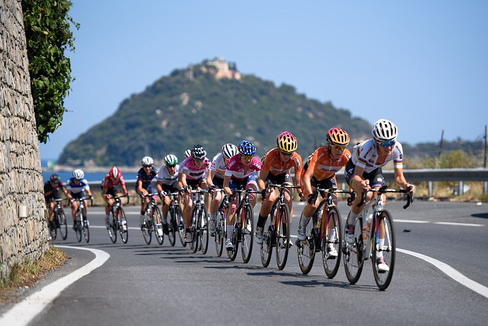 Boels Dolmans in control as the final climb approaches at Giro Rosa 2016 - Stage 6