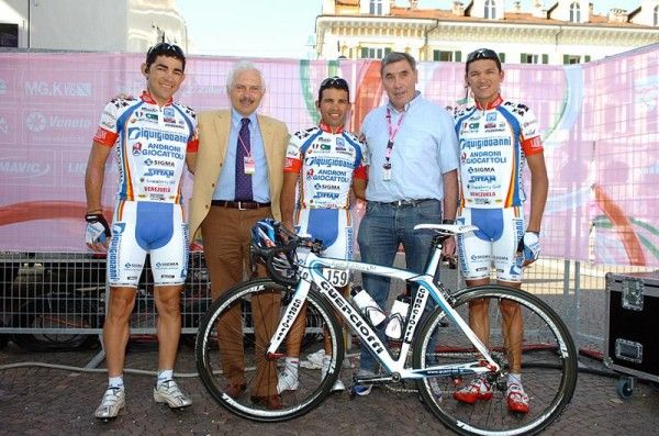 Eddy Merckx meets some riders and the directeur sportif, Gianni Savio, of the Diquigiovanni - Androni team.