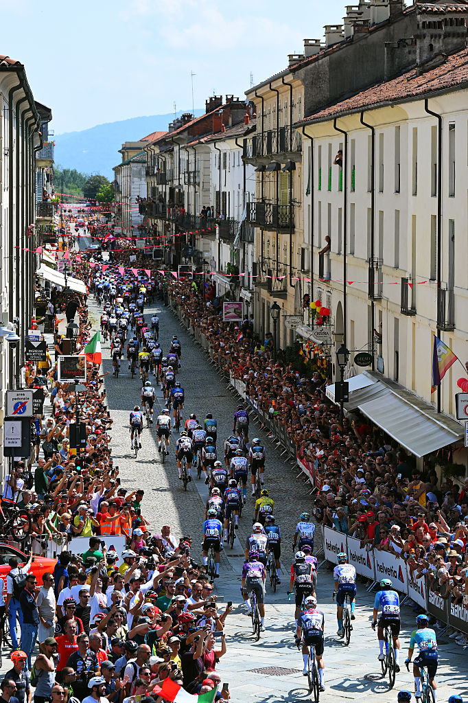 TURIN, ITALY - AUGUST 23: A general view of the peloton prior to the La Vuelta - 80th Tour of Spain 2025, Stage 1 a 186.7km stage from Torino-Reggia di Venaria to Novara / #UCIWT / on August 23, 2025 in Turin, Italy. (Photo by Tim de Waele/Getty Images)