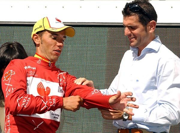 Joaquin Rodriguez (Saunier Duval) is awarded the mountains jersey by Abraham Olano
