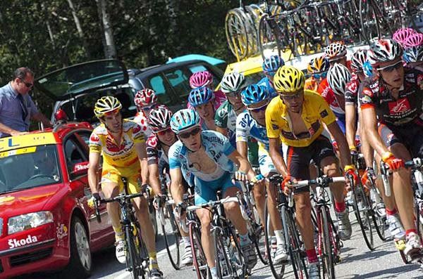 Oscar Pereiro (Caisse d'Epargne) nestled in the bunch