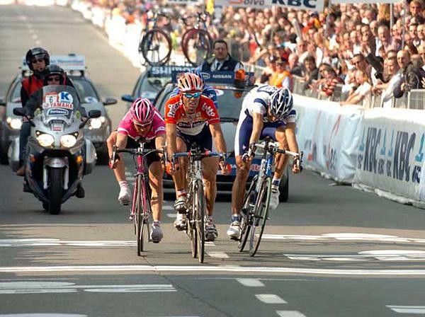 Peter van Petegem (Davitamon-Lotto) wins the sprint for third