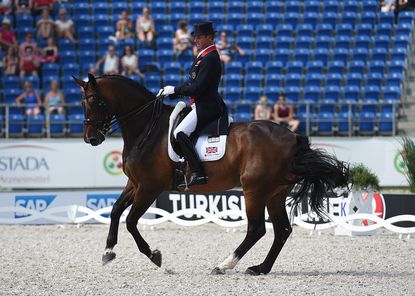 NipTuck_AachenEuros15PN_32972A.jpg