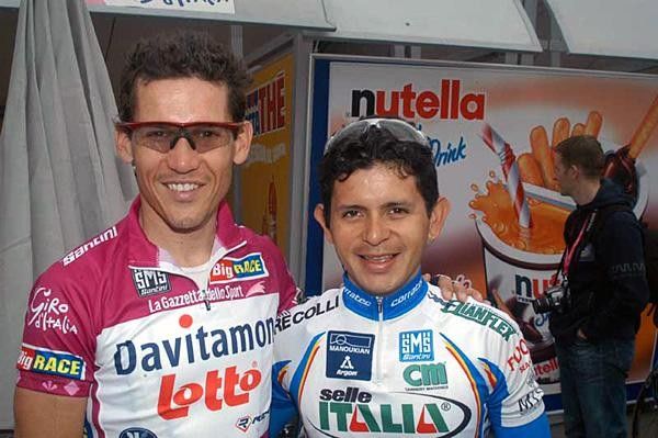 Robbie McEwen (Davitamon-Lotto) is half a head taller than Jose Rujano