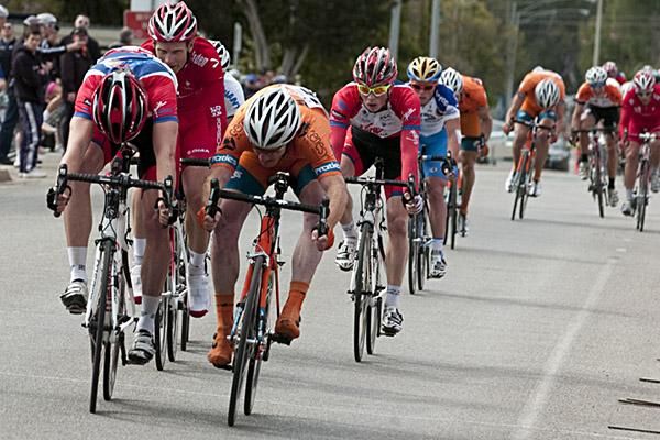 Scott Law (left) of Virgin Blue/RBS Morgans and Joel Pearson (Genesys Wealth Advisers) sprint for fourth place back in the peloton.