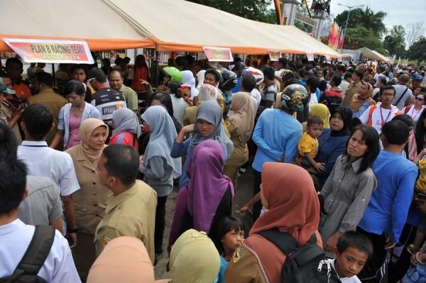 Local residents of Batu Sangkar filled the front yard of Istano Basa Pagaruyung watch the riders after finish in stage 3.