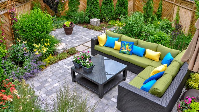 No Grass Backyard Ideas 10 Low Maintenance Looks For Your Space Gardeningetc - How To Make A Small Patio Area On Grass