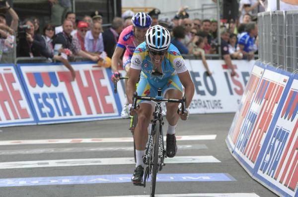 Paolo Tiralongo (Astana Pro Team) came passed Michele Scarponi to win the stage