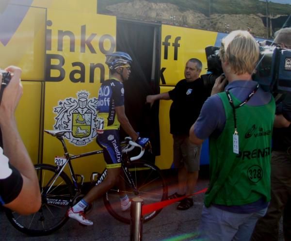 Alberto Contador (Saxo Bank) heads to the team buSs