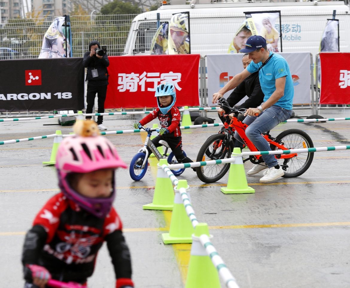 Jakob Fuglsang gets stuck in