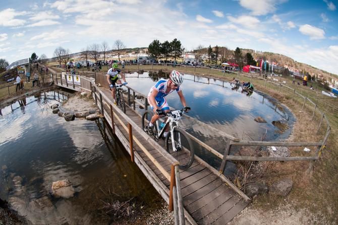 Henrique Avancini in front of Jose Hermida