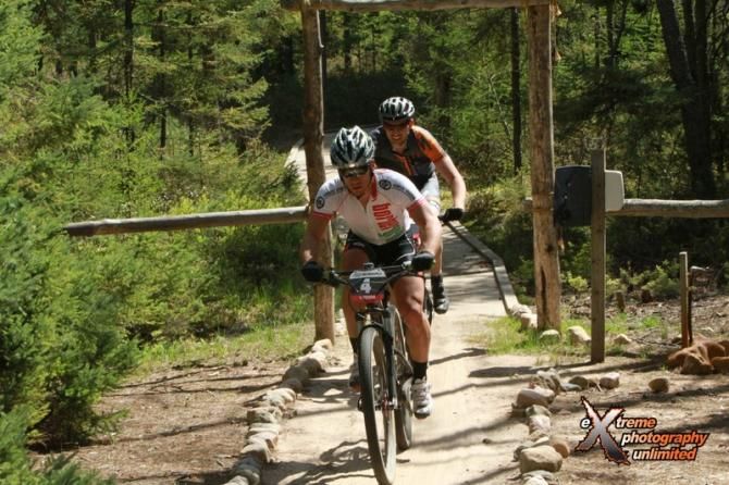 Tyler Gauthier (Border Grill) and Darrin Braun (Adventure 212/Specialized) work together through the course