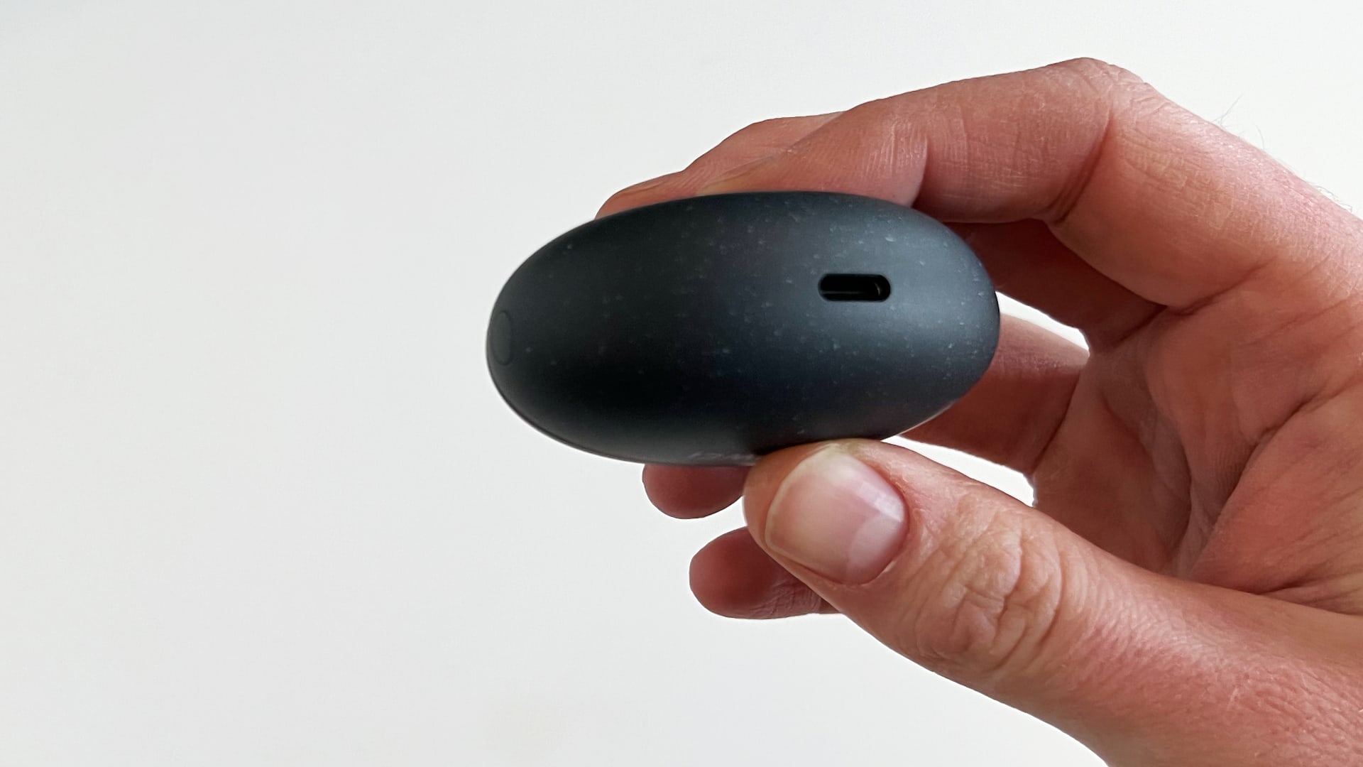 Bluetooth-ørepropper av typen Huawei Freebuds 5i i en hånd mot en hvit bakgrunn.