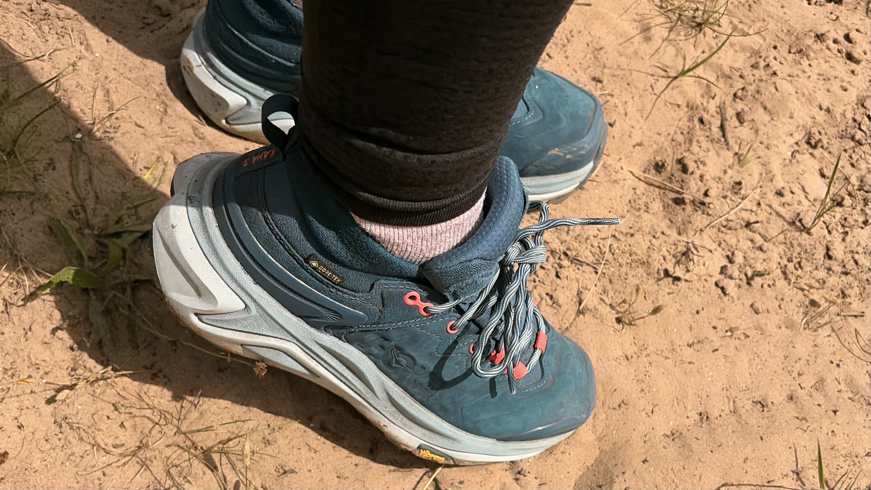 Hoka Kaha 3 Low GTX in droplet photo graphed on a hiking trail
