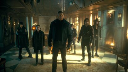 Emmy Raver-Lampman as Allison Hargreeves, Elliot Page, Tom Hopper as Luther Hargreeves, Aidan Gallagher as Number Five, David Castañeda as Diego Hargreeves, Robert Sheehan as Klaus Hargreeves in episode 301 of The Umbrella Academy.