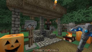 Pack de textures Minecraft - Chroma Hills - Un joueur avec une pioche en diamant d'aspect réaliste regarde une armure de fer d'aspect médiéval sur des supports et des lanternes jack o avec des visages heureux