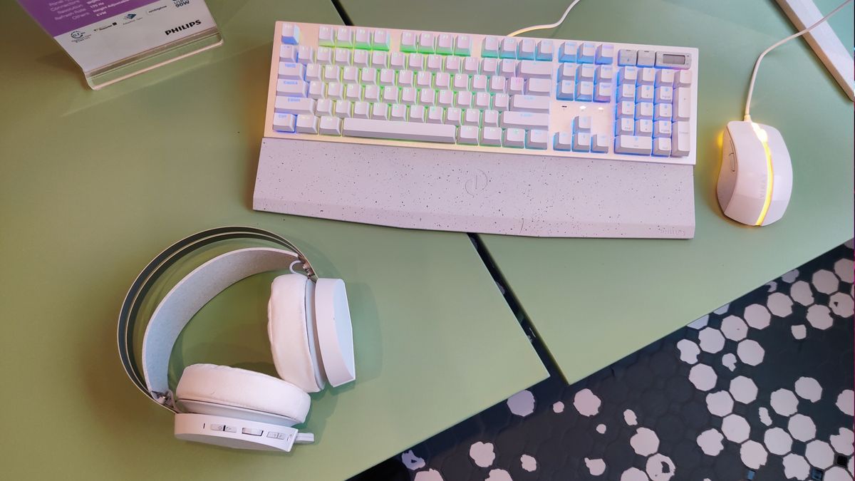 The Philips Evnia white peripherals