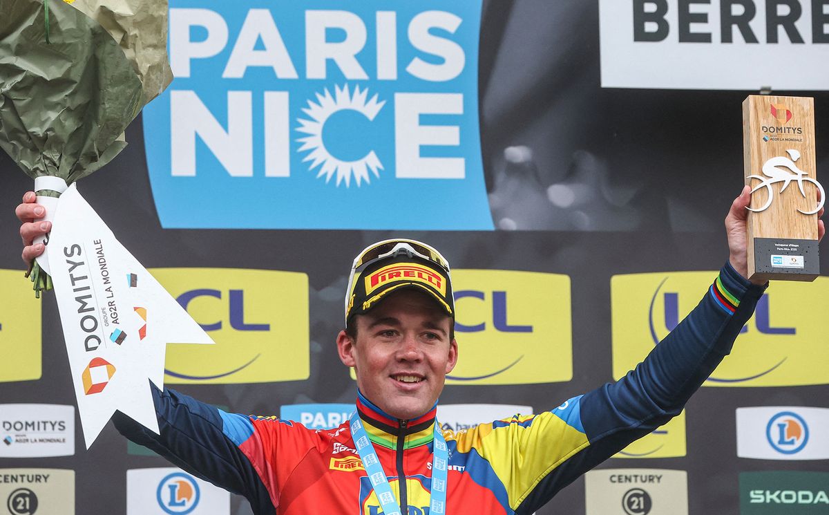 Mads Pedersen receives his prizes for winning stage 6
