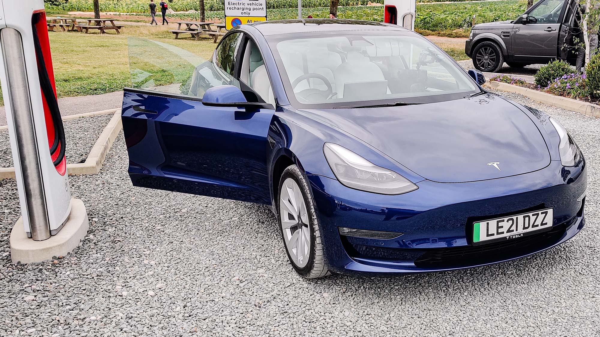 Tesla Model 3 garée dans une borne de recharge