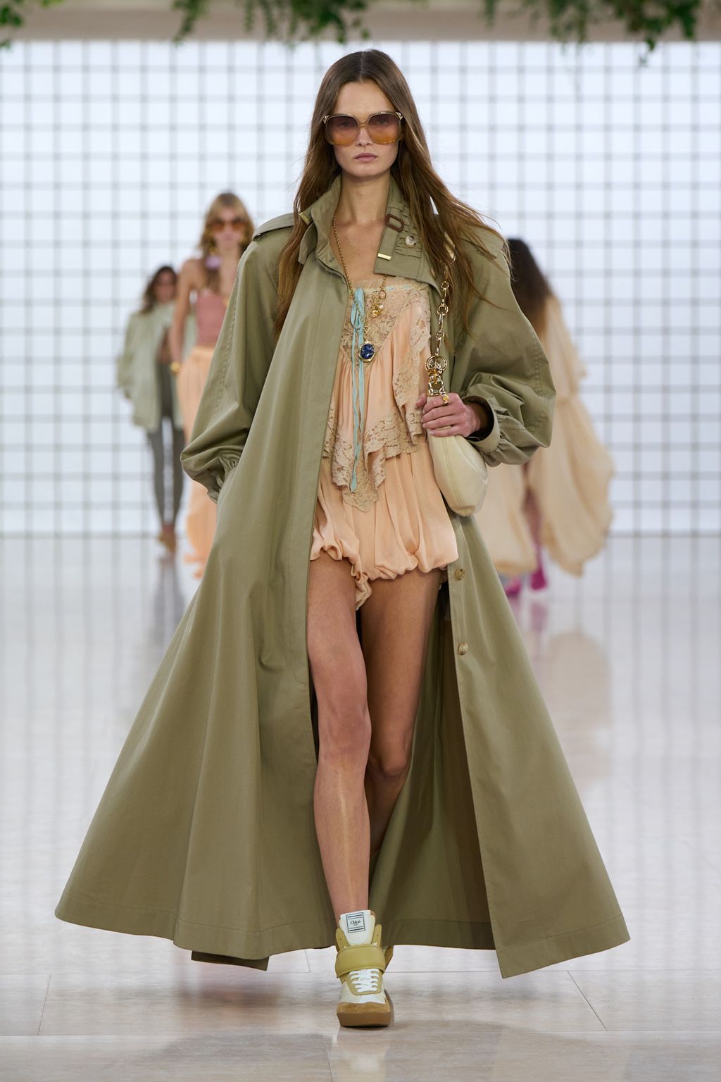everything-you-should-know-about-chlo-s-spring-summer-2025-runway