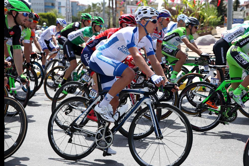 The peloton rolls toward the finish during stage 2.