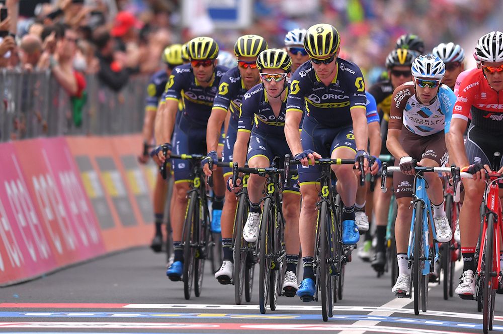 Orica-Scott finish en masse at the end of stage 17