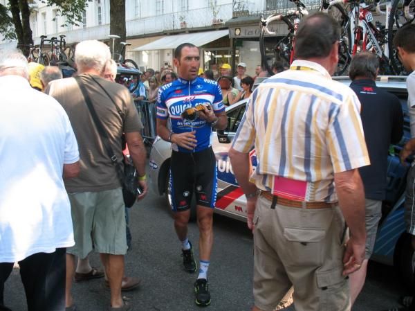 Jer&ocirc;me Pineau walks from the team car to the bus