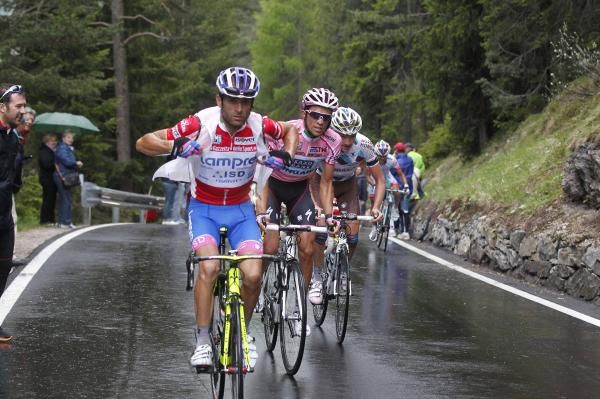 Michele Scarponi (Lampre-ISD) disrobes before attacking the Gardeccia.