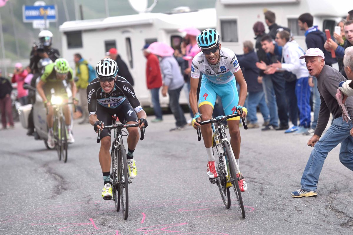 Rigoberto Uran tries to stay with Fabio Aru
