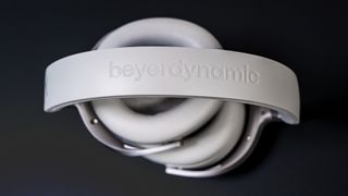 Top down view of headband on Beyerdynamic Aventho 300 headphones.