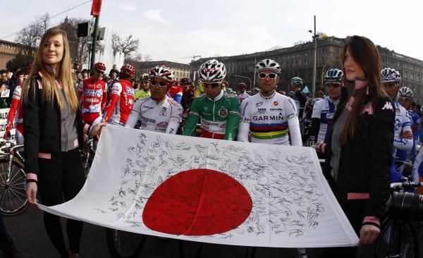 Takashi Miyazawa (Farnese Vini-Neri Sottoli), Giovanni Visconti (Farnese Vini-Neri Sottoli) and Thor Hushovd (Garmin-Cervelo) led the tributes to the victims of the Japanese earthquake.
