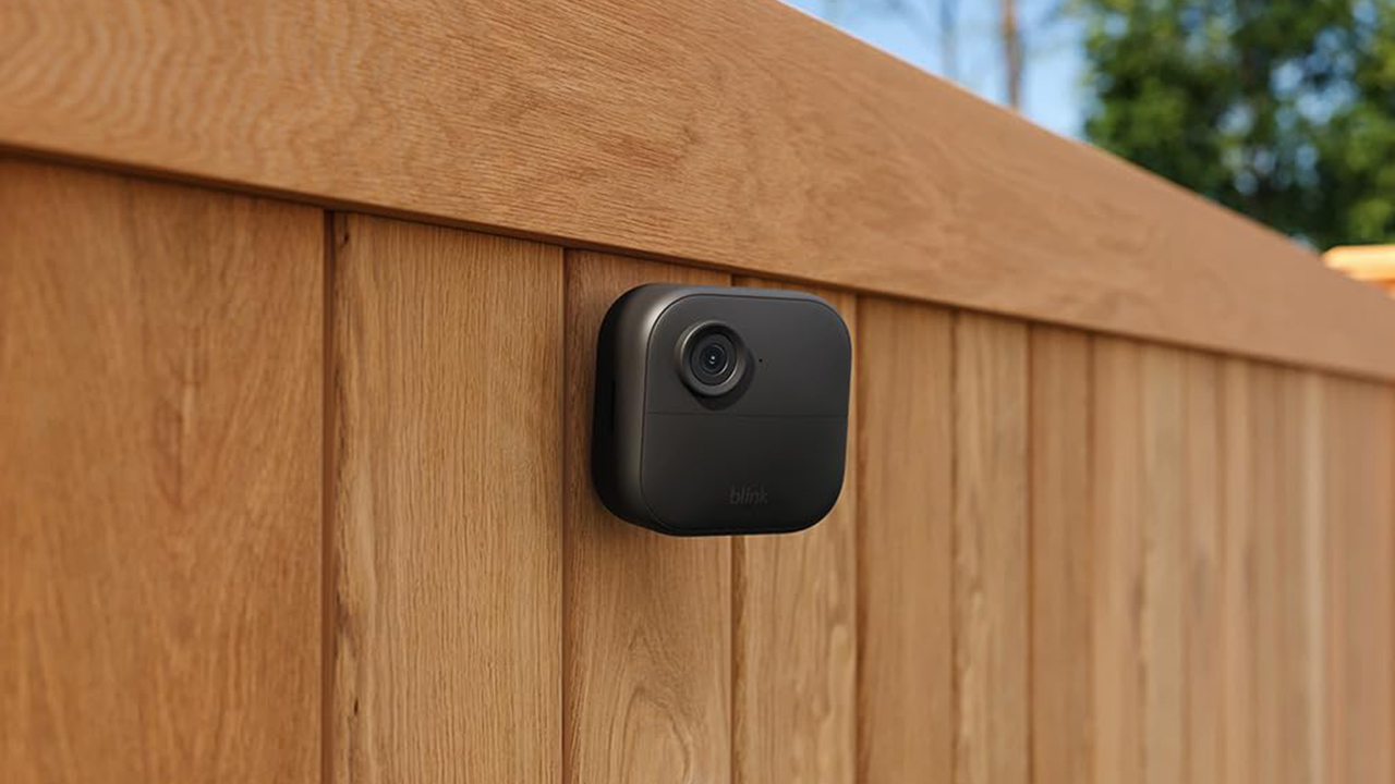 Blink Outdoor 4 attached to fence